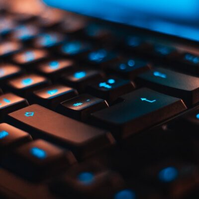 photo-1547394765-185e1e68f34e